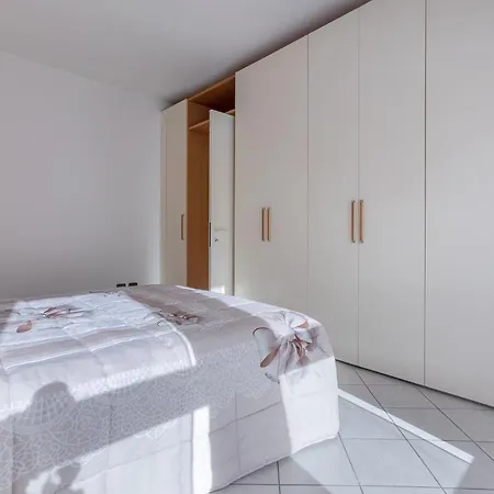 Bright & Airy Near Zanolini Station *
