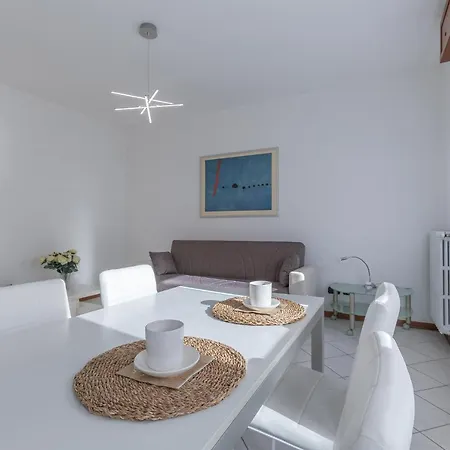 Bright & Airy Near Zanolini Station Apartman