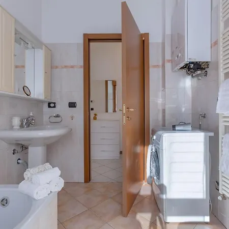 Bright & Airy Near Zanolini Station * Bologna