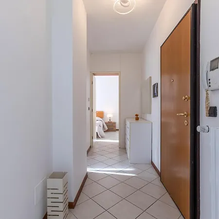 Bright & Airy Near Zanolini Station Appartement