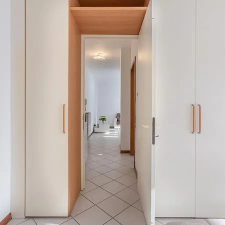 Bright & Airy Near Zanolini Station Appartement *
